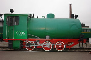 1200px-Промышленный_бестопочный_паровоз_№_9305_(7).jpg