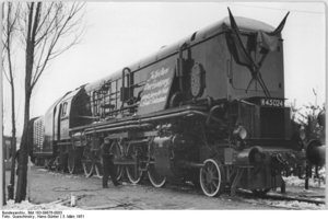 Bundesarchiv_Bild_183-09876-0003,_Kohlenstaublok_H45024.jpg