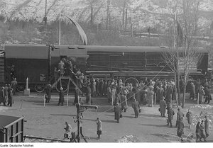 Fotothek_df_roe-neg_0006071_029_Besucher_vor_einer_Dampflokomotive_am_Messestand_der_VVB_LOWA_(Vereinigung_volks.jpg