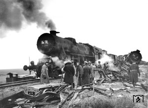 52 2263 vom Bw Dolinskaja (Dl) passiert bei Charkowska die durch einen Partisanenanschlag umgestürzte 52 5548, die erst wenige Monate zuvor von Schichau nach Dolinskaja/Ukraine abgeliefert worden war. (10.1943) Foto: Walter Hollnagel