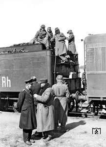 38 3791 vom Bw Rostock zwischen Bad Kleinen und Grevesmühlen. Auch wenn es nicht wie ein Flüchtlingszug aussieht, belegen dies doch die weiteren Bilddokumente von diesem Zug (vgl. auch Bild-Nr. 43623). (04.1945) Foto: Walter Hollnagel