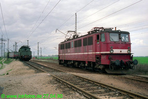 Электровозы на зарядке))