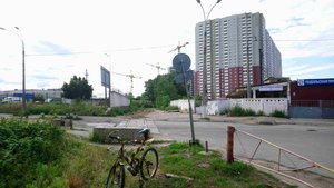 Пути уходят в жилые дома