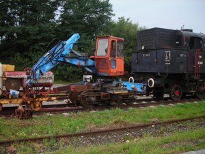 Auch dieser eigenartige Kranwagen steht in Großpetersdorf.jpg