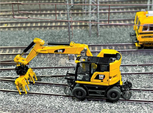 Igra 85656 CAT M323F Zweiwegbagger.jpg