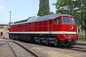 DR 130 002-9.jpg (182.69 Кіб) Переглянуто 5114 разів Збережений для музею другий екземпляр 130-го: великі вікна, поручні під лобовими, кути за боковими вікнами на закруглені.