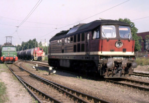 DR 130 037-5.jpg (132.69 Кіб) Переглянуто 5114 разів 037-й - перший з маленькими боковими вікнами кабіни, але вже з самостійно переробленими поручнями та додатковим трапом біля буфера.