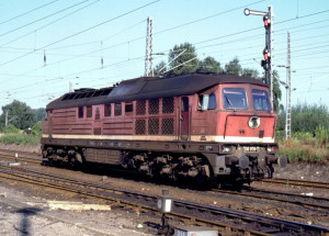DR 130 079-7(1991).jpg (163.23 Кіб) Переглянуто 4980 разів Передостанній "справжній" 130-й. Заводський П-образний поручень, пісочниці на візках, високі кришки над моторами вентиляторів системи охолодження.