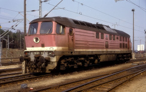 DB 230 011-9(1992).jpg (154.01 Кіб) Переглянуто 4980 разів Одна з перших "Людмил" вже з номером серії DB в майже первозданному вигляді за виключенням розширеного майданчика з маленькими поручнями.