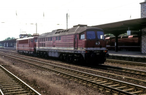 DB 230 039-0.jpg (155.82 Кіб) Переглянуто 4980 разів У складі DB. 230 039 з прямокутним "ящиком" на місці вентиляторів ЕДТ, та зашитими жалюзі у зв'язку з його демонтажем.