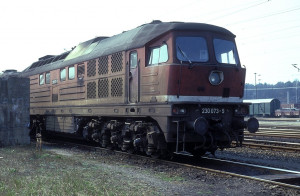 230 073 з переробленим поручнем та прямокутним ящиком над ЕДТ.