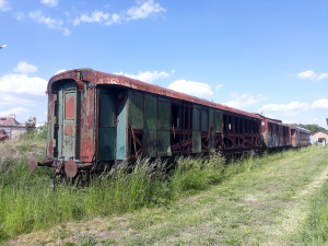 Останки вагонов. последстви деятельности шпаны и пожара 2020 года