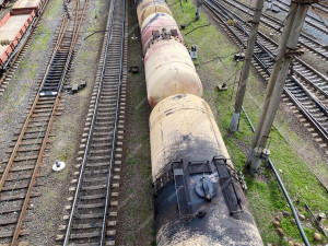 top-view-of-different-railway-wagons-and-tanks-on-an-industrial-railroad-with-rails_75563-10326.jpg