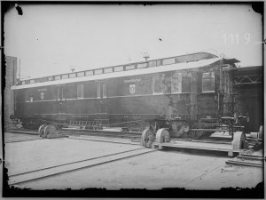 fotografie-vierachsiger-brief-postwagen-mit-mittelgang-fuer-kaiserliche-post-schraegansich-581095.jpg