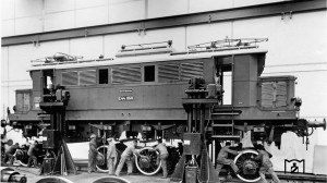 Сборка локомотива Е 44 068 на заводе Krauss-Maffei в Мюнхене (июль 1937 года)<br />После приёмки в RAW Dessau, с 6.12.1937 локомотив в Bw Halle (Saale)