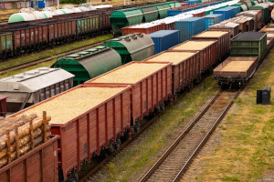 panzer-mit-treibstoff-wagen-mit-fracht-an-einem-gueterbahnhof-logistik-und-transportkonzept_297535-64.jpg